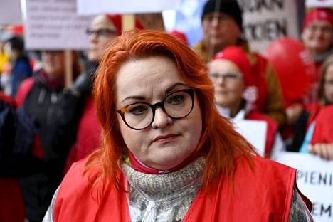Hoitajaliitto Tehyn puheenjohtaja Millariikka Rytkönen kuvattiin hoitajajärjestöjen mielenosoituksessa potilasturvallisuuslakia vastaan Helsingissä Kansalaistorilla Helsingissä 16. syyskuuta 2022.