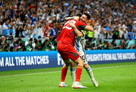 Argentiinan kapteeni Lionel Messi tuli puolivälierävoiton jälkeen halaamaan ensimmäisenä Martínezia.