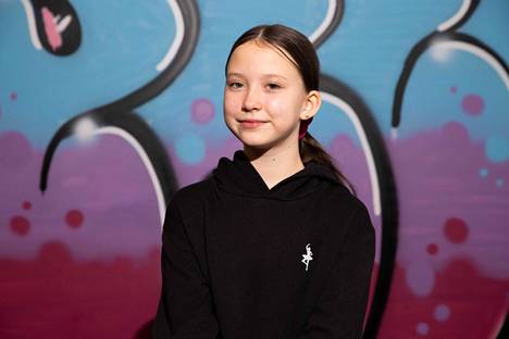 Viidesluokkalainen Stella Pekkinen: ”En koe, että minun pitäisi meikata tämän enempää. Ehdin kyllä myöhemminkin. Minun mielestäni täytyy näyttää omalta itseltään. Jos on liikaa meikkiä, niin sitten ei näytä itseltään.”