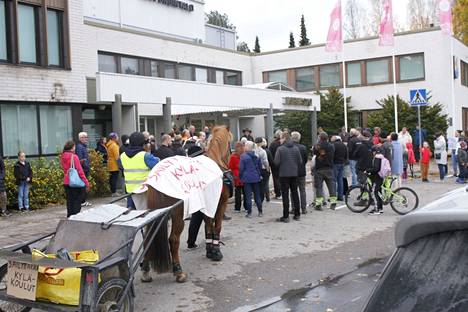 Oriveden Hirsilän ja Karpinlahden koulujen vanhempainyhdistykset vastustivat viime vuoden lokakuussa mielenosoituksella koulujensa lakkauttamisesta.