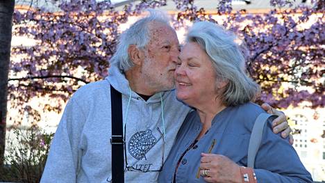 Aviopari Andreas ja Pirjo Roushas tulivat juomaan Keskustorille kahvit ja viihtyivätkin monta tuntia kauniissa kelissä. Kyproksella asuva pariskunta näkee paljon kirsikkapuita alueen vuoristossa, mutta ne kukkivat harvoin. 