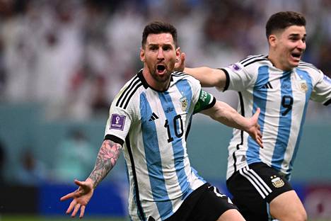 Argentiinan supertähti Lionel Messi (vas.) laukoi uransa kahdeksannen MM-kisamaalin, kun Argentiina kaatoi Meksikon 2–0. Julián Álvarez yhtyi Messin riemuun.