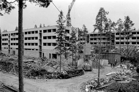 Ruonan taloja rakenteilla Kurkelankadulla vuonna 1968.