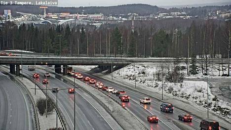 Liikenne ruuhkautuu pahoin Tampereen läntisellä kehätiellä Vaasan suuntaan. Onnettomuus tapahtui Lakalaivan ja Sarankulman välisellä tieosuudella torstaina noin kello 15.