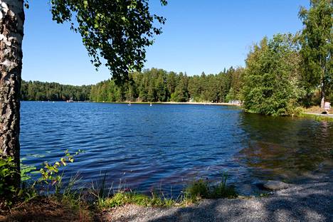 Viikonloppuna Pirkanmaalla lämpöasteet voivat ylittää hellerajan. Kuva on otettu Vihnusjärven helteistä vuodelta 2021.