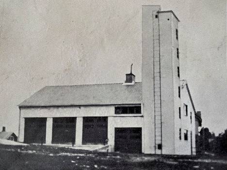 Kokemäen paloasema valmistumisen aikoihin vuonna 1937. Myöhemmin vasemmanpuolisten ovien päälle asennettiin teksti: paloasema.