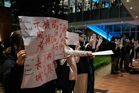 Protestoijat pitelivät kylttejä ja tyhjiä papereita Hong Kongin yliopistolla 29. marraskuuta.