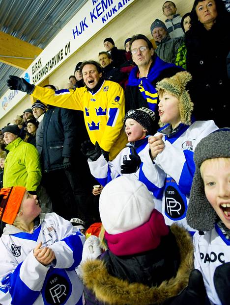 Panelian jäähallissa nähtiin vuonna vuonna 2012 myös ruotsalaiskannattajia, kun Satakunnassa järjestettiin viiden maan turnaus alle 18-vuotiaiden ikäluokassa.