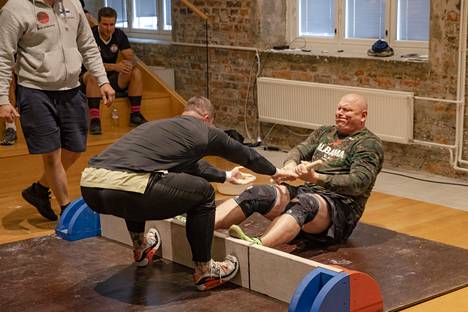 Klaus Alinen voitti nyrkkeilijä Kamil Gatarekin mas-wrestling-turnauksen finaalissa torstaina.