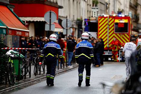 Ranskalaiset poliisit turvasivat kadun ampumavälikohtauksen jälkeen. 