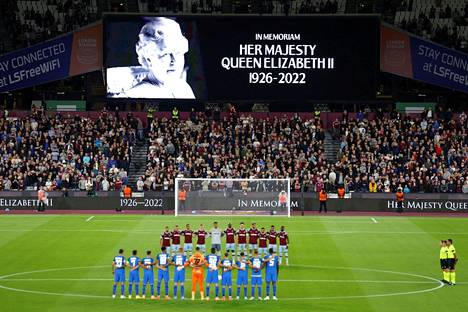 West Hamin ja FCSB:n välisessä jalkapallo-ottelussa Lontoossa vietettiin hiljainen hetki Kuningatar Elisabetin muistolle torstaina.