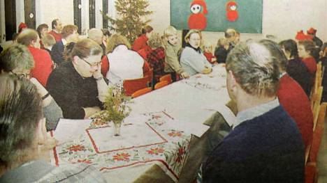 Järventaustan ala-aste Nakkilassa oli lakkautettu muutama vuosi aiemmin. Vuonna 2001 se oli Järvikylän kylätalo, jossa kolme yhdistystä järjesti joulujuhlan. Ohjelmassa oli muun muassa kylään muuttaneiden ja sinne syntyneiden palkitseminen.