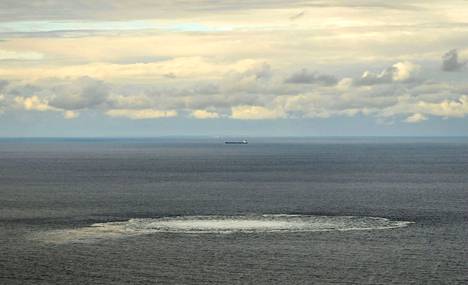 Nord Stream 1:n vuoto näkyy selvästi merenpinnalla. Ruotsin turvallisuuspoliisi Säpo kertoi torstaina päättäneensä rikospaikkatutkinnan alueella. 