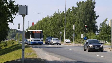 Paasikiventien ja Enqvistinkadun risteyksessä Lielahdessa kumpikaan liikennekameratolppa ei kuvannut vuonna 2021 tai tänä vuonna kesäkuun puoliväliin mennessä yhtäkään päiväsakkoon tai liikennevirhemaksuun johtanutta valokuvaa.