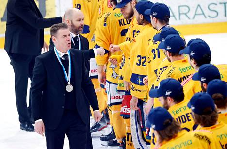 Myös TPS:n valmentaja Raimo Helminen sai kevään finaalissa mitalin kaulaansa.