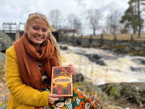 Viola Wallenius piipahti vanhoissa kotimaisemissa Jämsänkoskella esittelemässä tuoretta kirjaansa. Ensimmäinen painos on jo myyty loppuun.