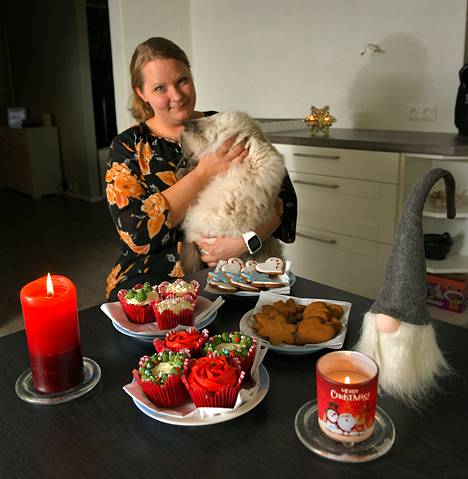 Katja Tähtivuoren seuraksi joululeivonnaisten tekoon osallistuu joskus myös Figaro-kissa. Kuva: Juha Sinisalo