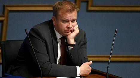 Puolustusministeri Antti Kaikkonen eduskunnan suullisella kyselytunnilla Helsingissä 19. toukokuuta 2022.