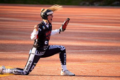 Sylvi Pellonperä ja Manse PP:n ulkokenttä onnistuivat pitämään Virkiän vaarallisimman lyöjän Janette Lepistön juoksuitta. Kuva viime elokuun välieristä Kaupista.