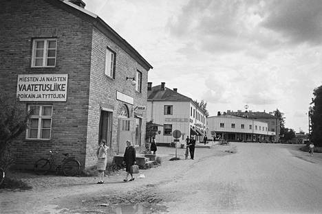 Näkymä Kankaanpään keskuskadulla 1960-luvulla. Kuva Museoviraston kansantieteen kuvakokoelmasta.