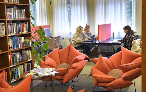 Opiskelijoita kuvattuna OKL:n kirjastossa Raumalla marraskuussa. Arkistokuva: Juha Sinisalo