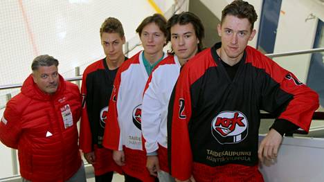 Koillis-Pirkan Kiekon U19-joukkueessa pelaa tällä kaudella neljä liettualaista nuorta: Kajus Černiauskas (edessä), Ernest Tunkevič, Jonas Juška ja Matas Čyvas. Kuvassa myös valmentaja Juha Simsiö.