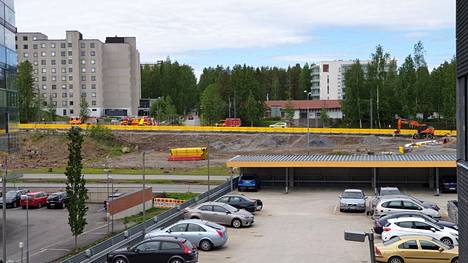 Pelastuslaitos sai hälytyksen Insinöörinkadun parkkihallista tehdystä savuhavainnosta. 