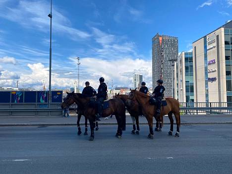 Hevosia on paikalla neljä. Helsingin ratsupoliisilla on yhteensä kymmenkunta hevosta.