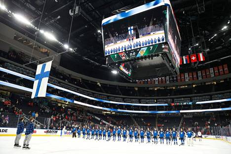 Suomen pelaajat kuuntelivat ottelun jälkeen Maamme-laulun alle 20-vuotiaiden miesten jääkiekon MM-kisojen ottelussa Itävaltaa vastaan Edmontonissa Kanadassa 27. joulukuuta 2021.