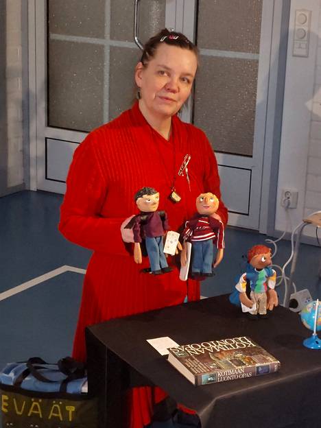 Marjukka Toivolan Somestoppi-esitys kannustaa lapsia lukemaan. Esitysten jälkeisissä keskusteluissa lapsia on kiinnostanut myös se, kuinka oma tarina kirjoitetaan ja nuket valmistetaan.