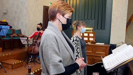 Altto Salla Valkeapää ja sopraano Maria Svan laulavat Stabat Mater Pergolesin Mäntän kirkossa jousitrion ja urkujen säestyksellä. Taustalla sellisti Marjo Tepponen.