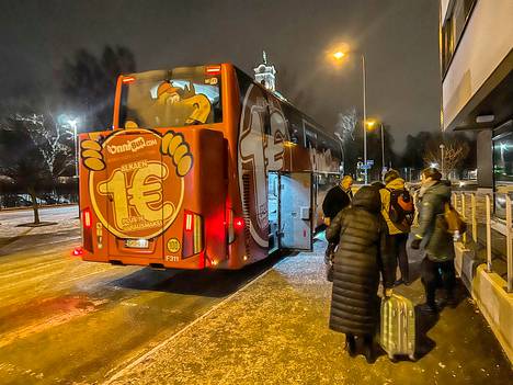 Toimitukseen yhteyttä ottaneen lukijan mukaan varhaisaamun bussivuoroille Helsinkiin väkeä on riittänyt mukavasti. Kuva maanantaiaamun lähdöltä kuuden aikaan.