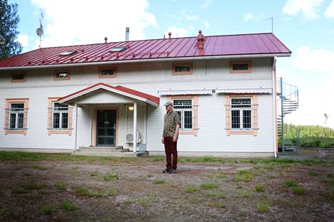 Sakari Eskelisen ja hänen puolisonsa koti sijaitsee puolitoista kilometriä päärakennukselta. Kesäisin pari hoitaa päätalon pihaa, ettei se näyttäisi niin asumattomalta.