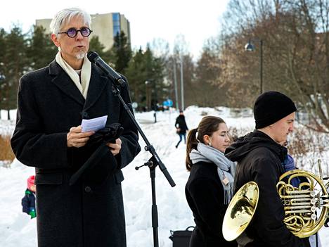 Piispa Matti Repo puhui Ukrainan tukitapahtumassa maaliskuussa Kiovanpuistossa Tampereella. Pääsiäiskirjeessään hän käsittelee Ukrainan sotaa.