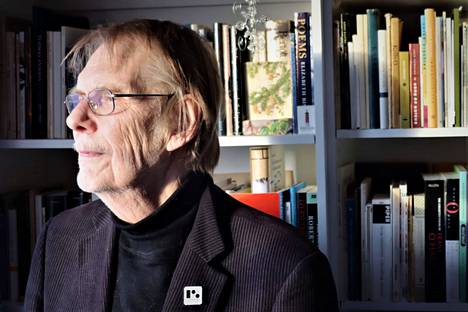 Kari Aronpuron valittujen runojen kokoelman piti ilmestyä jo runoilijan 80-vuotissyntymäpäivän kunniaksi viime vuonna, mutta koronan takia se siirtyi.