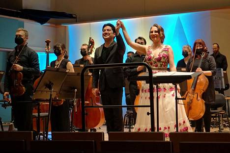 Sopraano Amelia Jakobsson ja kapellimestari Eugene Tzigane vastaanottavat yleisön kiitokset kahden solistisen teoksen, Richard Wagnerin Wesendonck-laulujen ja Gustav Mahlerin sinfonian nro 4, jälkeen. Sinfonian finaalissa on sopraanosoolo.