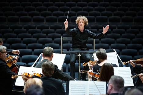Tampere Filharmonian kevätkauden piti alkaa 14.1. Santtu-Matias Rouvalin kanssa. Orkesterin kevään kaksi ensimmäistä konserttia on kuitenkin peruttu.