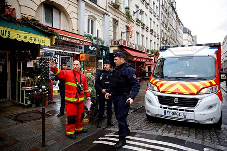 Ranskan pelastusviranomaisia ja poliiseja kadulla, jossa 69-vuotiaan miehen epäillään ampuneen.