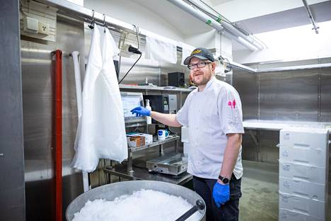 Sami Kaukolinna aloitti tiistaina ensimmäisten joukossa ennen kello kuutta työpäivänsä. Hän valmisteli ravintoloiden kalatilauksia kauppahallin kellarikerroksessa.