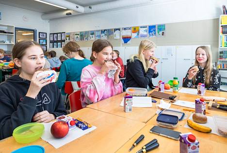 Leinolan koulussa Tampereella syötiin lounaaksi eväitä kunta-alan lakon takia 29.3. Tiistaina alkava lakko sulkee peruskoulut ja päiväkoteja.