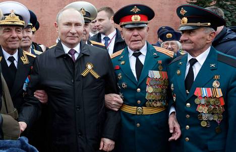 Vladimir Putin tapasi viime vuonna 9. toukokuuta voitonpäivän paraatin jälkeen Moskovassa veteraaneja.