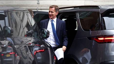 Britannian uunituore valtiovarainministeri Jeremy Hunt kuvattiin Lontoon Downing Streetillä maanantaina 17. lokakuuta.