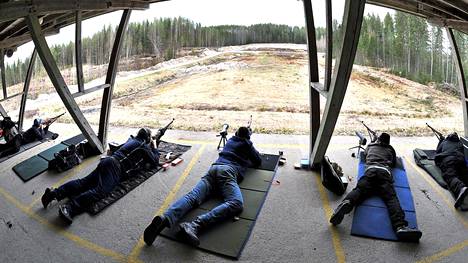 Ampumaurheiluharrastajat harjoittelevat 300 metrin radalla Keuruun ampumaurheilukeskuksessa.