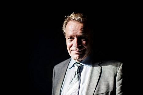 Ilkka Kanerva kuoli vakavaan sairauteen 14. huhtikuuta kiirastorstaina 2022. Kanerva kuvattiin Aamulehden studiossa elokuussa vuonna 2016.
