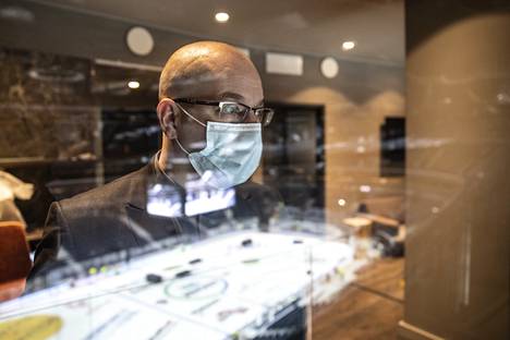 Hotellin johtaja Janne Mönkkönen katsoo aitio-loungen ikkunasta areenalle. Suurimpaan aitiohuoneeseen mahtuu 12 katsojaa.