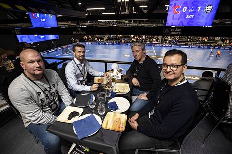 Jussi-Pekka Okero (vas.), Jaakko Ristaniemi, Jeremy Kurvinen ja Tommi Vuori seurasivat Classic–TPS-ottelua ravintolakatsomosta käsin.