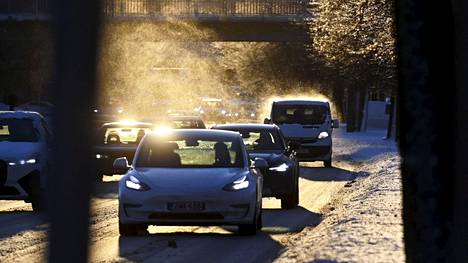 Liikennettä Sörnäisten Rantatiellä Helsingissä iltapäivän auringossa 17. tammikuuta 2022.