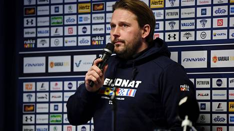 Nuorten leijonien valmentaja Antti Pennanen kertoi joukkueen suunnitelmista tiedotustilaisuudessa ennen MM-kisojen alkua.