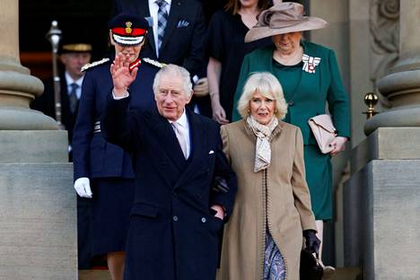 Kuningas Charles ja kuningatar Camilla kruunataan Lontoossa 6. toukokuuta. Kruunajaisjuhlia vietetään peräti päivän ajan. Charles ja Camilla vierailivat Boltonin kaupungintalolla perjantaina 20. tammikuuta.