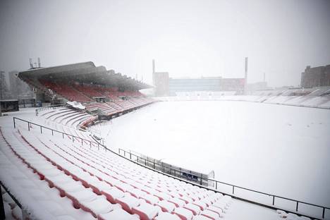 Tältä näytti Ratinan stadionilla Tampereella tiistaina iltapäivästä. Lumisade oli peittänyt jo aiemmin hieman vihertäneet nurmialueen eikä kentällä vielä pääse pelaamaan jalkapalloliigaa.